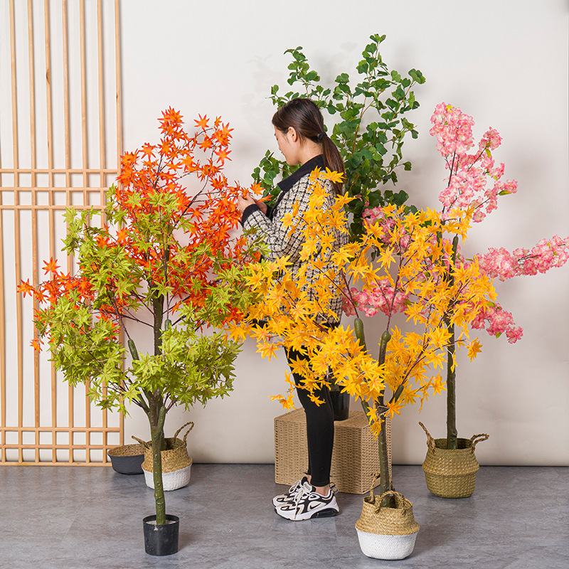 Bonsai Garden Restaurant - 인공 붉은 단풍 나무 화분에 심은